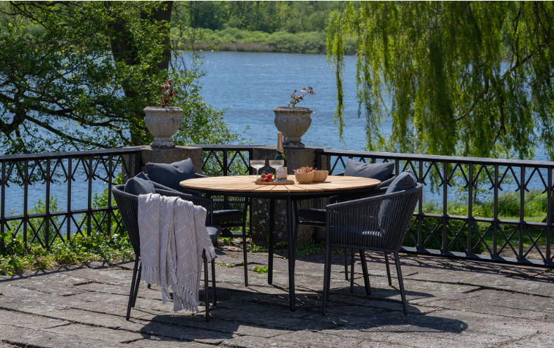 House Nordic Cleveland & Salerno Tuinset – Tuintafel + 4 Dining Stoelen – Teak & Aluminium – Zwart/Grijs/Naturel